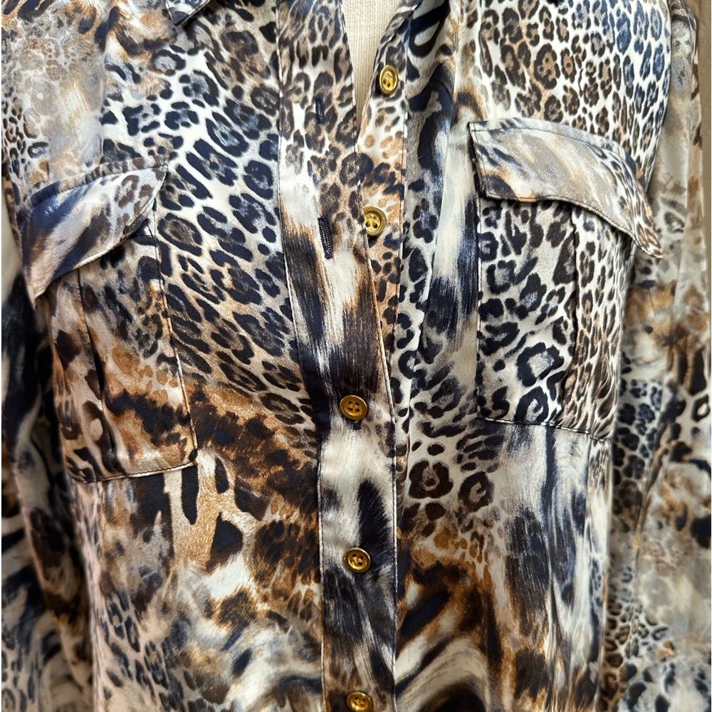 Beautiful leopard print Chicos sz 0 sz 6 blouse top button V neck long sleeve - Picture 5 of 7